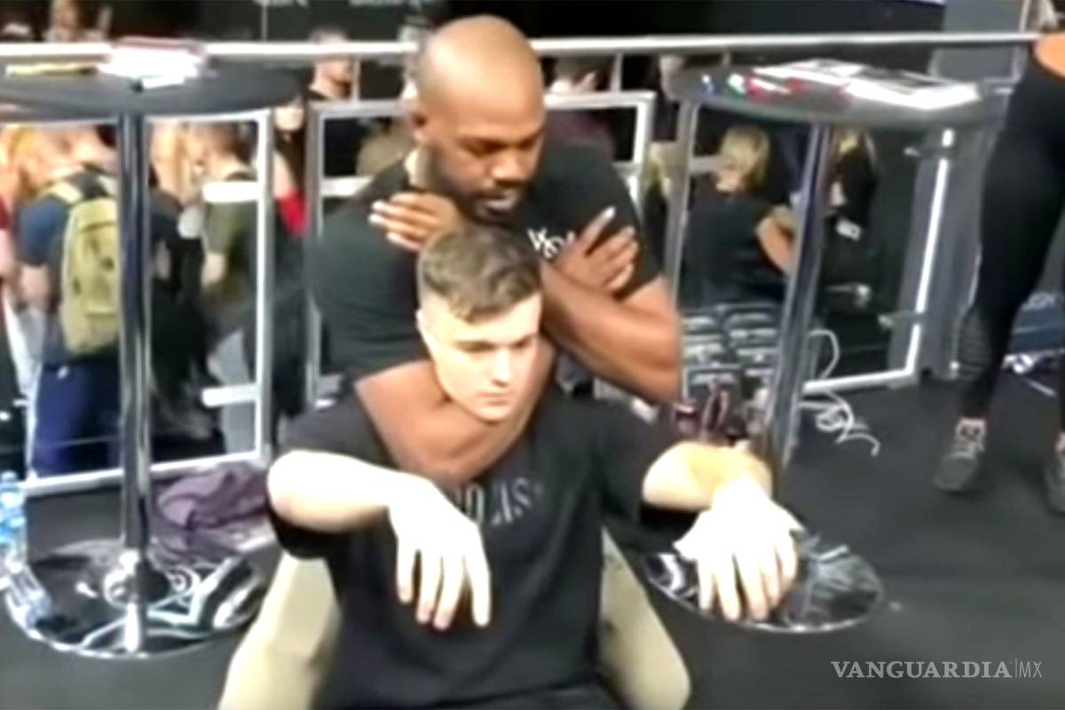 Peleador de la UFC desmaya a un aficionado (video)