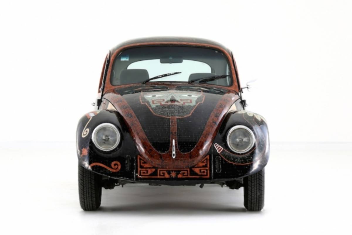 “Vocho teotihuacano” decorado con jade y cuarzo llega a Alemania