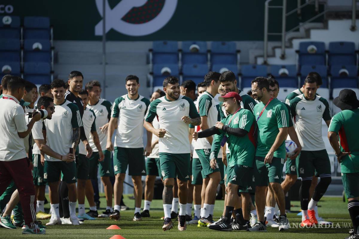 $!El delantero de la selección mexicana Alexis Vega (c) durante el entrenamiento del equipo celebrado en las el estadio Al Khor en Doha.