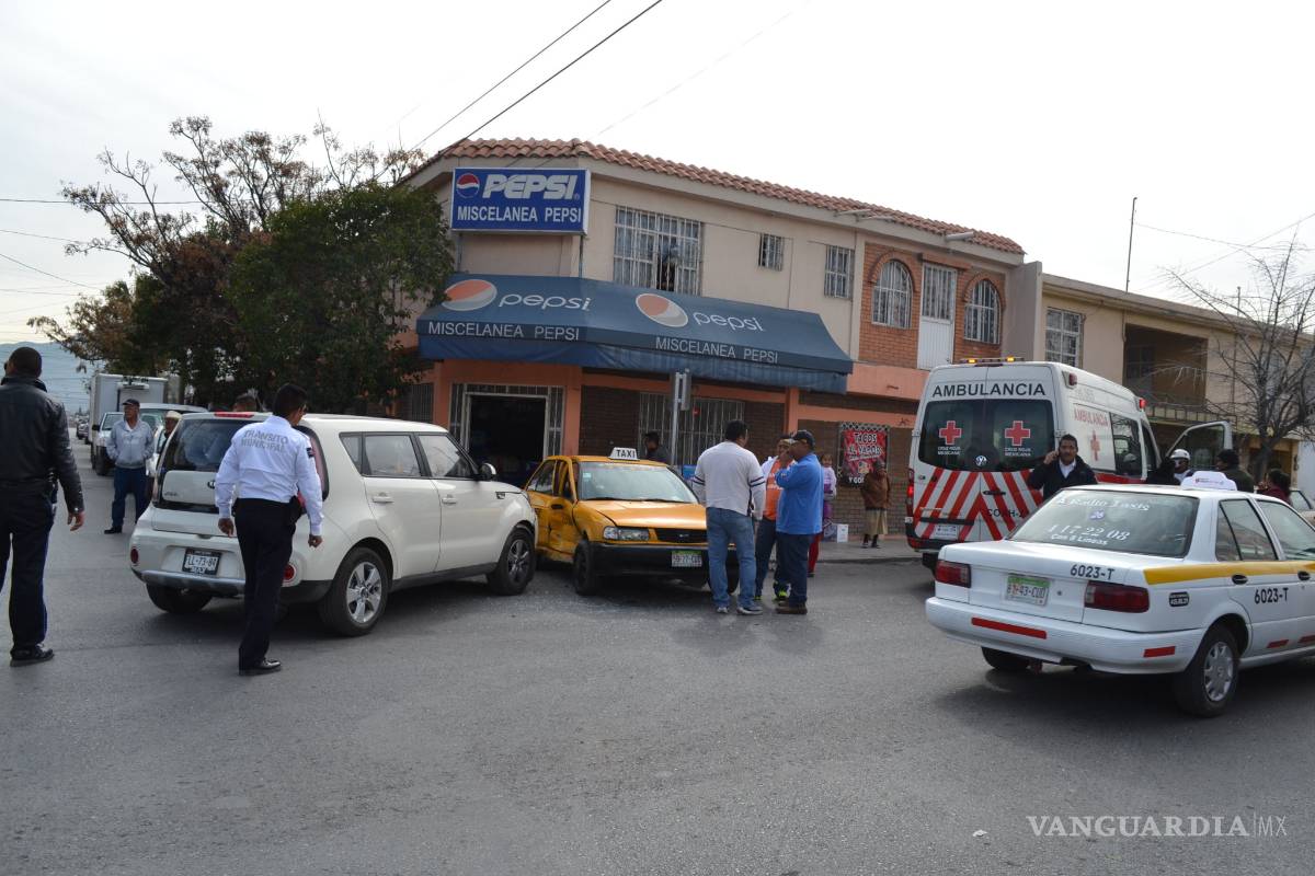 Por textear mientras conduce por colonia de Saltillo, se pasa alto y manda a tres al hospital