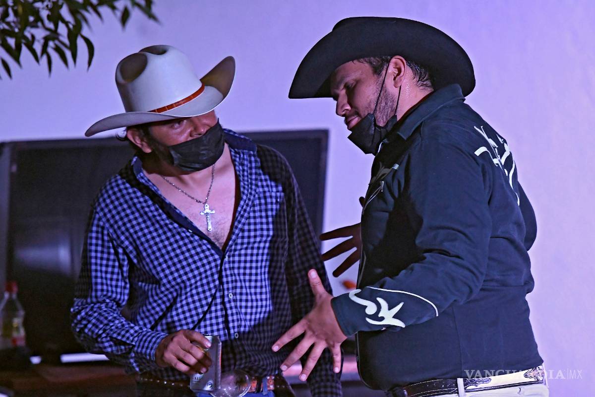 $!'Sentadas en la penumbra de la banca del parque': ¿Una carnita asada o un espejo de nuestra realidad?
