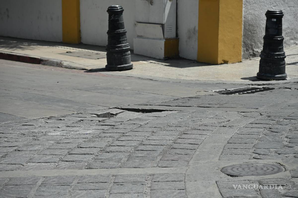 $!En el cruce de Purcell y Victoria se observan piezas del pavimento levantadas y desniveles en la superficie.