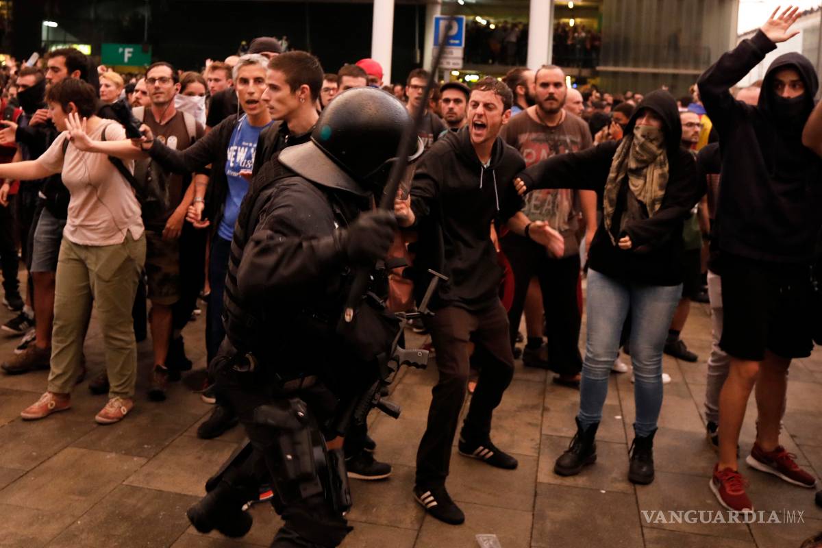 $!Catalanes toman las calles y colapsan el aeropuerto de Barcelona