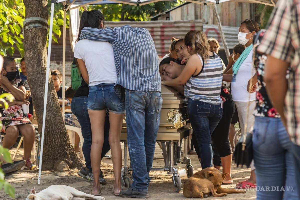 $!El 4 de junio de 2021, 7 mineros quedaron atrapados en la mina de arrastre “Micaran”, en el ejido Rancherías, del municipio de Múzquiz. Los 7 murieron. Mario Cortez, Humberto Rodríguez “Chinaco”, Pedro Ramírez, Damián Robles, Gonzalo Cruz, Leopoldo Mendez “Polo” y Carlos Moreno Cervantes ya no pudieron regresar con vida junto a sus familias.