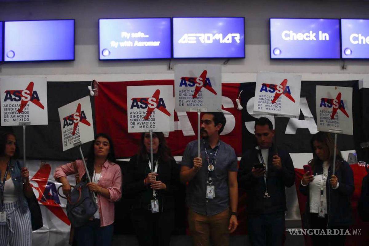 $!Empleados de Aeromar durante informe de huelga, tras suspender actividades de la aerolínea.