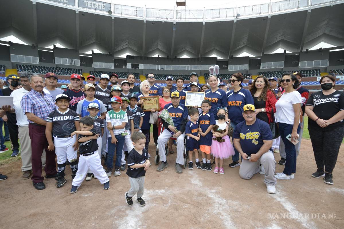 $!Familiares, amigos y excompañeros de equipos estuvieron presentes para rendir homenaje al legendario jardinero central.
