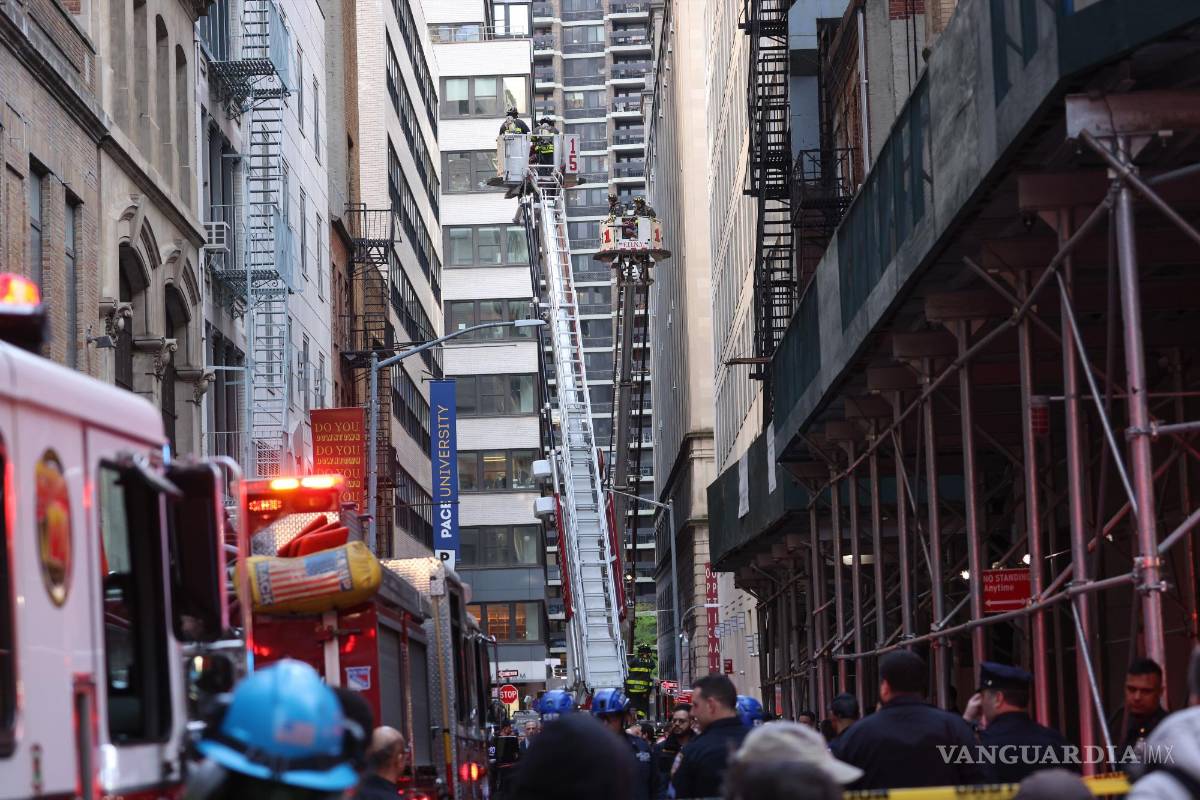 $!Emergencias se encuentran trabajando en la zona con drones y perros robots, debido a lo inestable del edificio.