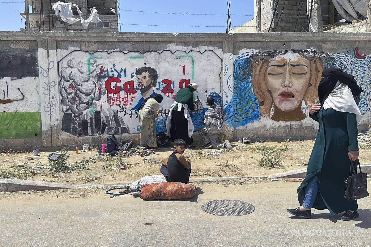 $!Un grupo de jóvenes artistas palestinos pinto un mural dedicado a los activistas internacionales que luchan por romper el asedio al enclave palestino.