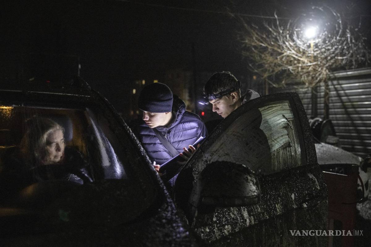$!Voluntarios ayudan a un evacuado en una estación de ayuda y tránsito en Zaporizhzhia, Ucrania, el 12 de diciembre de 2022.