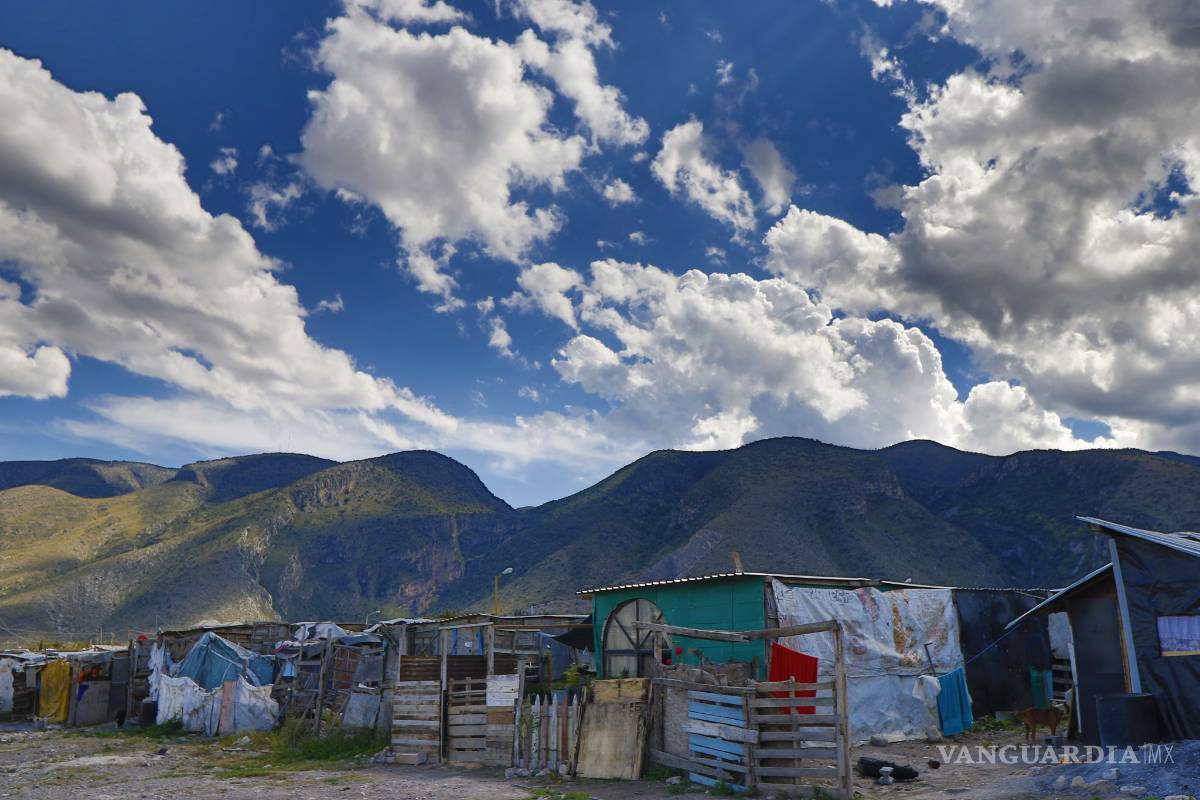 $!La cruda realidad en Saltillo; así viven el frío decenas de familias en tejabanes de madera
