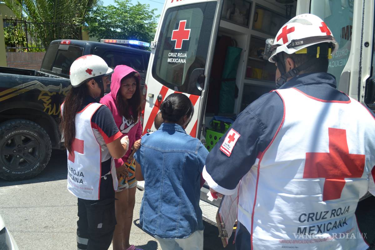 Ata a esposa, se libera y la ataca con rastrillo