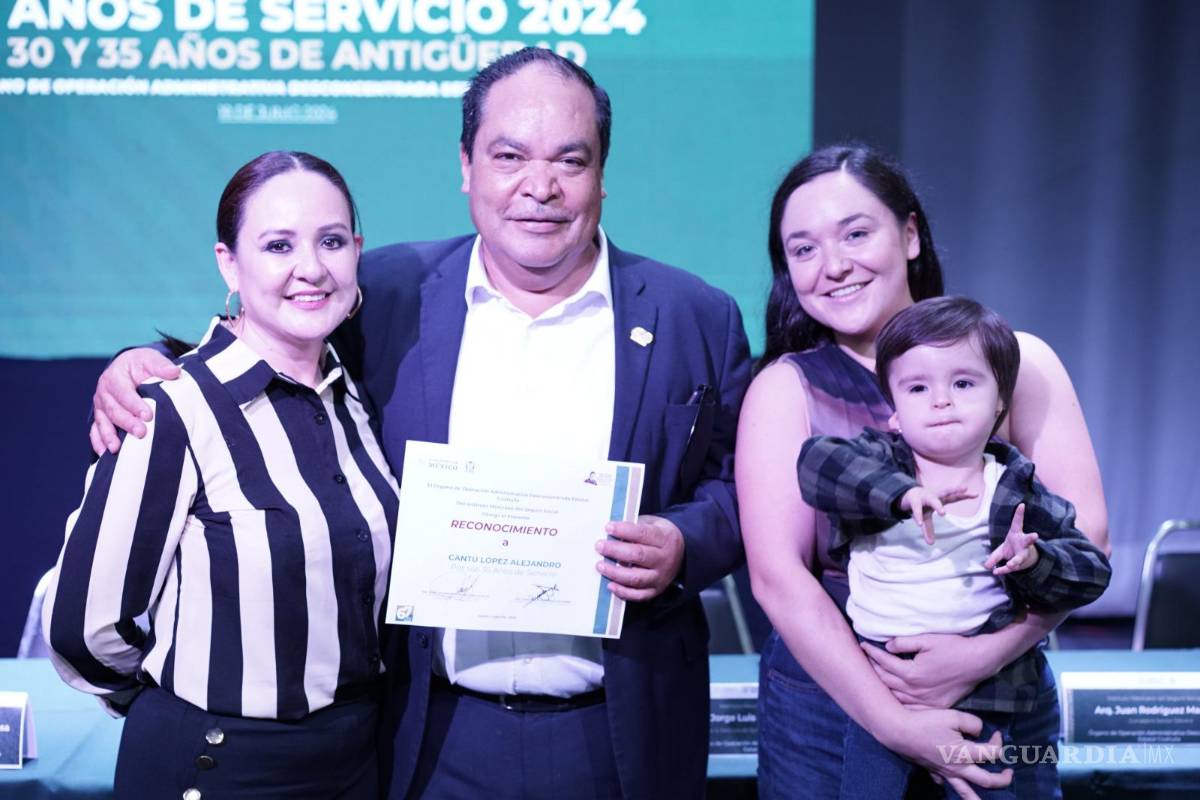 $!Se reconoció la entrega por décadas de trabajadores del IMSS Coahuila.