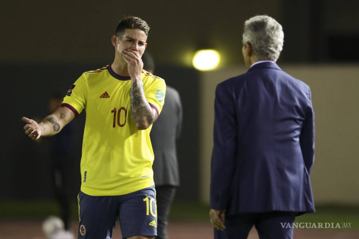 $!James Rodríguez de Colombia habla con el director técnico José Pekerman.