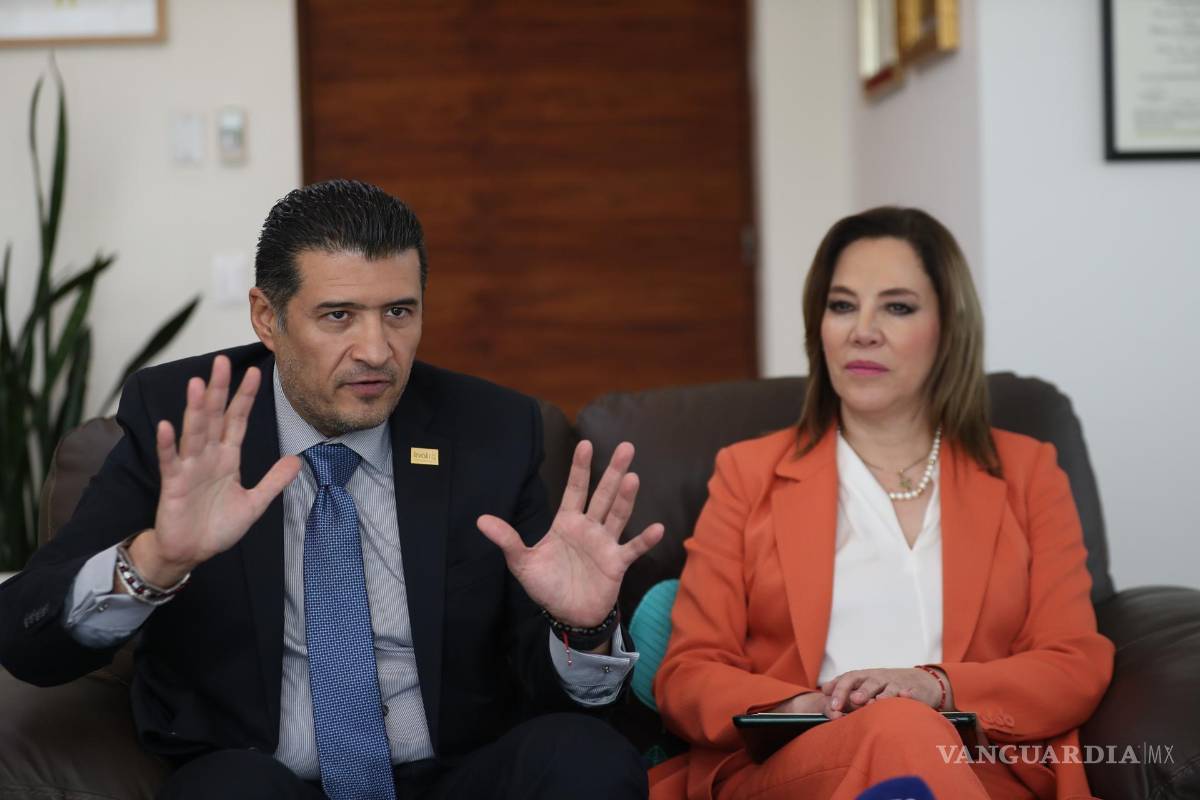 $!La presidenta del INAI, Blanca Liliana Ibarra, y el comisionado del INAI, Adrián Alcalá Méndez (i), en una entrevista con en Ciudad de México (México).