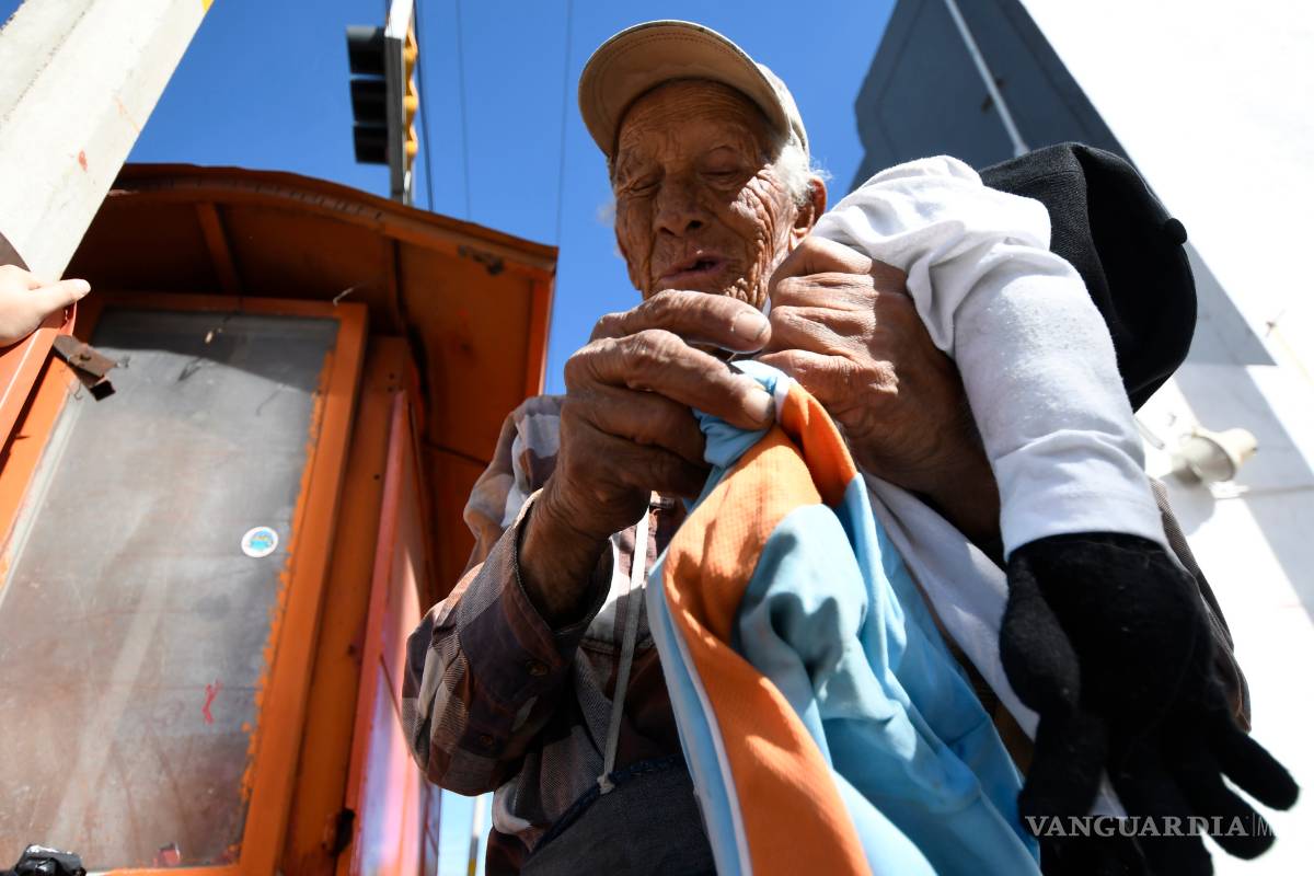 $!Mejora salud de don José, a quien robaron su títere en Saltillo