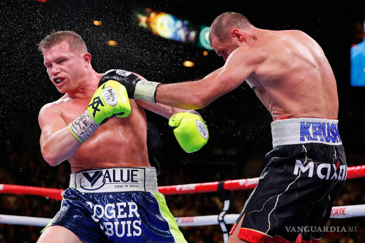 $!‘Canelo’ Álvarez entierra a Kovalev y consigue su cuarto título