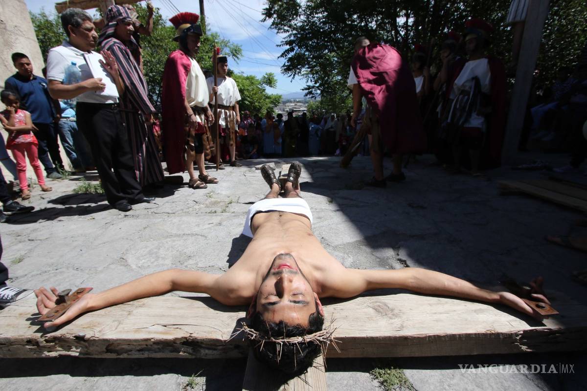 Cumple 16 años Vía Crucis en Santa Anita, populoso barrio de Saltillo
