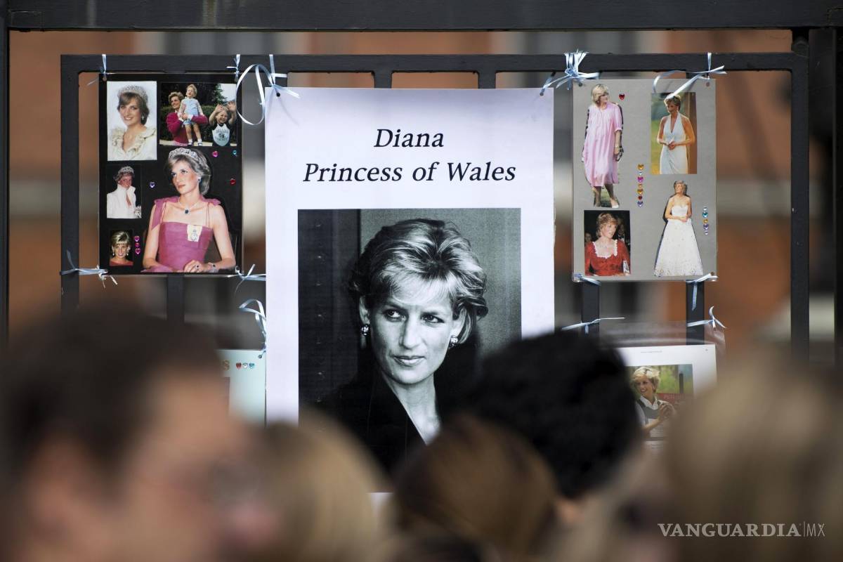 $!Tributos en memoria de la princesa Diana de Gales a las puertas del Palacio de Kensington en Londres (Reino Unido).