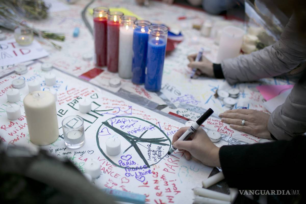 'Amigos, no recen por París, no necesitamos más religión': monero de Charlie Hebdo