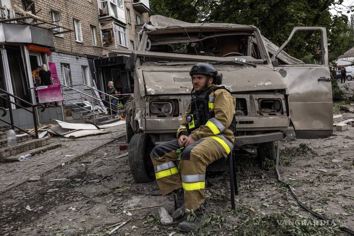 $!Un bombero descansa mientras trabaja en la escena de un bombardeo aéreo ruso a un edificio de apartamentos en Kramatorsk, Ucrania.