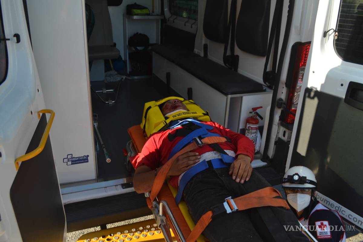 Joven estrella su moto y termina en el hospital