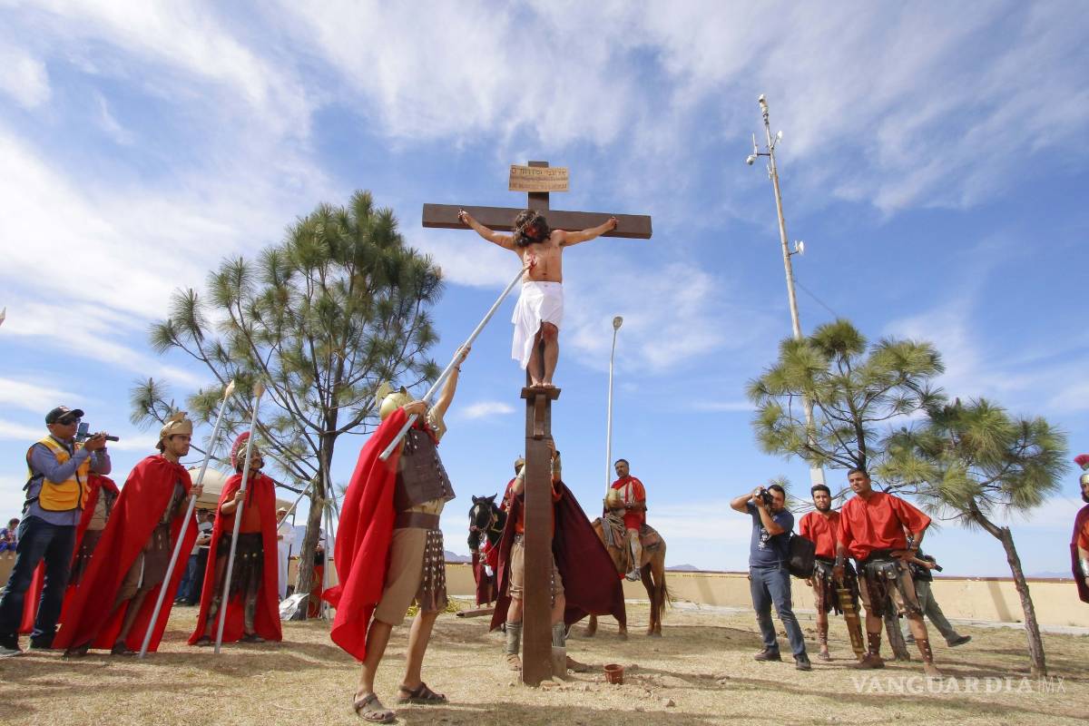 $!En Saltillo acuden más de 12 mil personas al Vía Crucis del Ojo de Agua