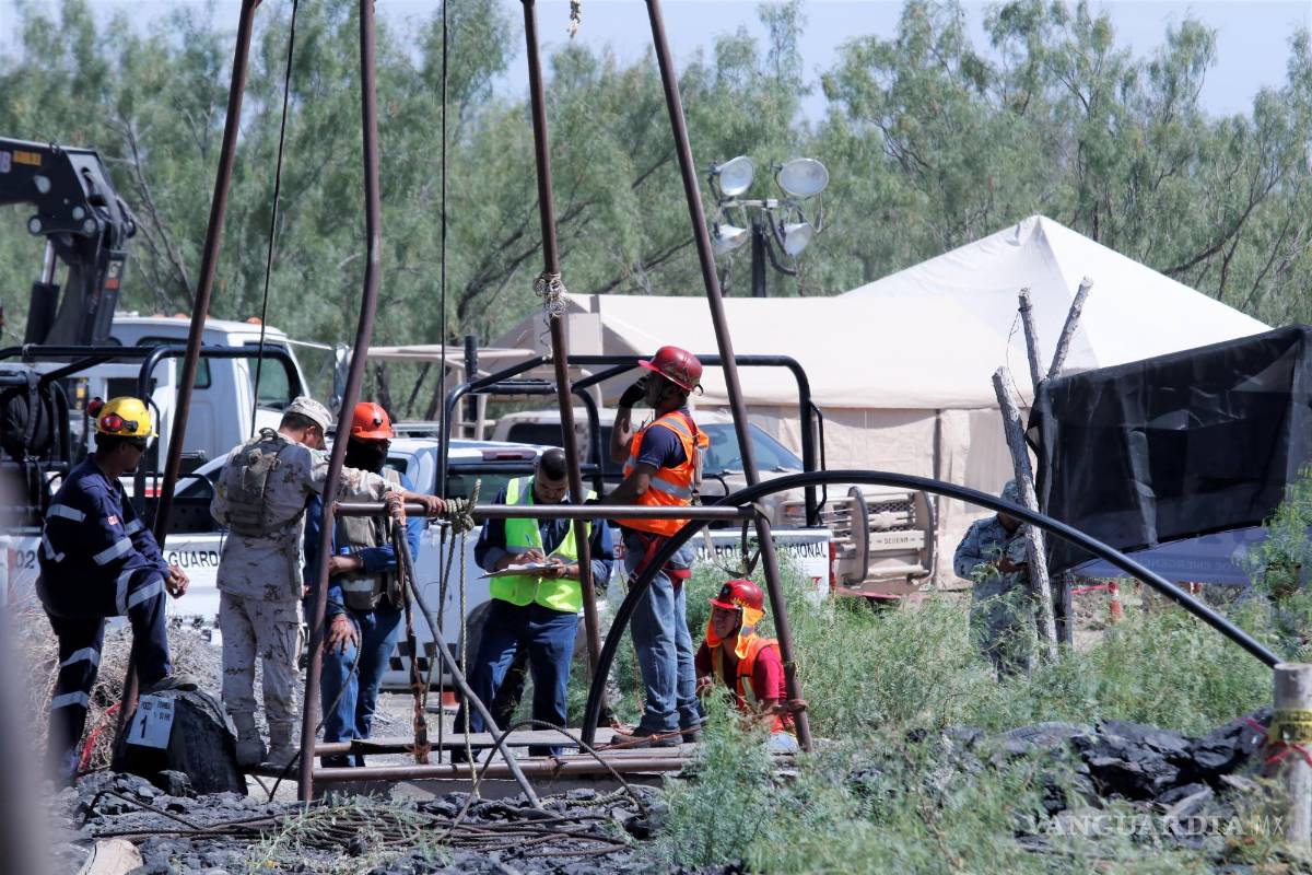 $!A pesar de lo señalamientos de la CNDH, la operación en las minas continuó. Tras el accidente en “El Pinabete”, más de 300 soldados y seis buzos militares se han sumado a los esfuerzos para liberar a los mineros, mientras que otros profesionales les dan apoyo logístico, médico y psicológico a las familias.