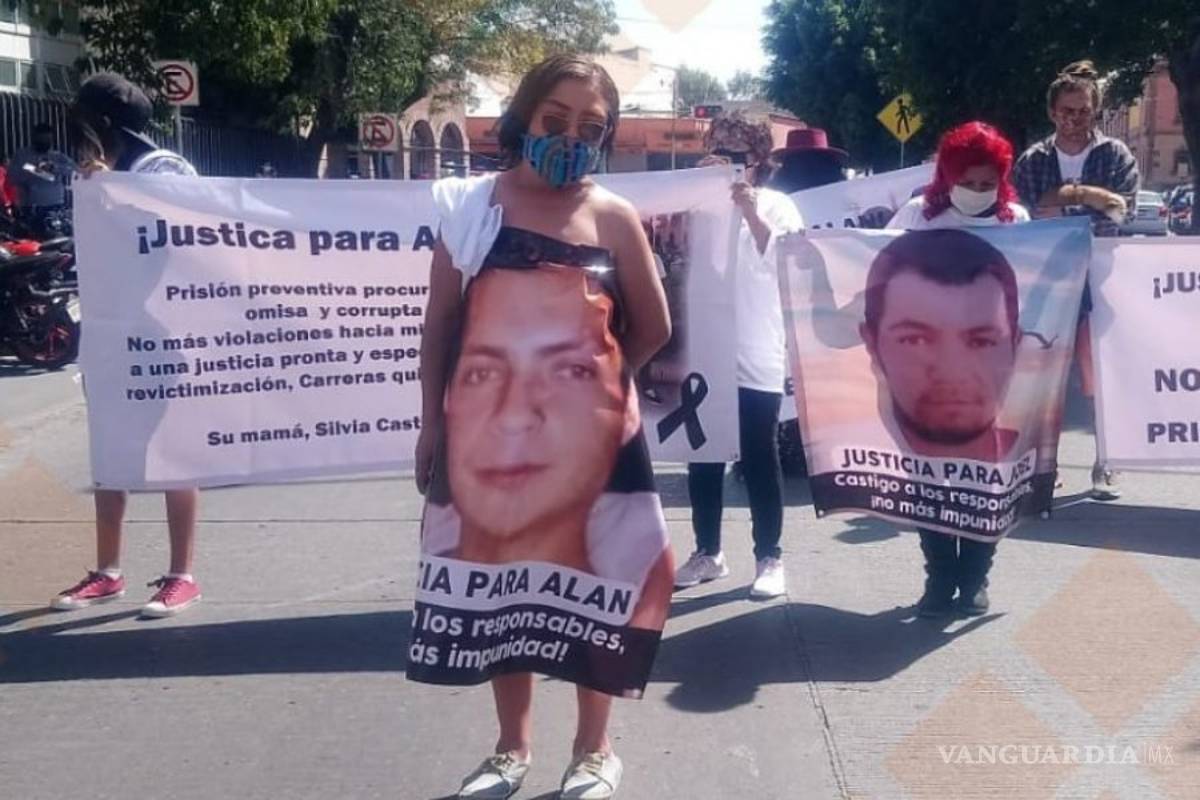 Desnuda, mujer exige justicia por el asesinato de su hijo
