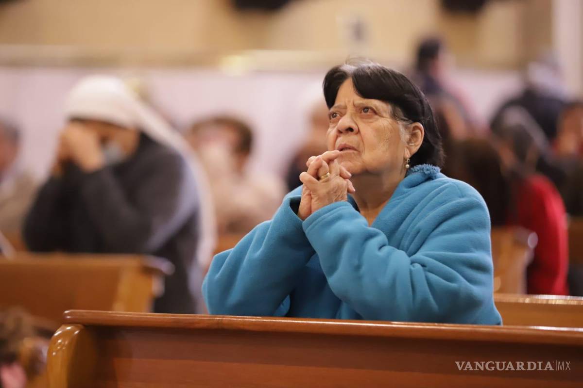 $!Fieles católicos mantienen la tradición simbólica de la imposición de ceniza, recordando la fugacidad de la vida y la importancia de la penitencia.