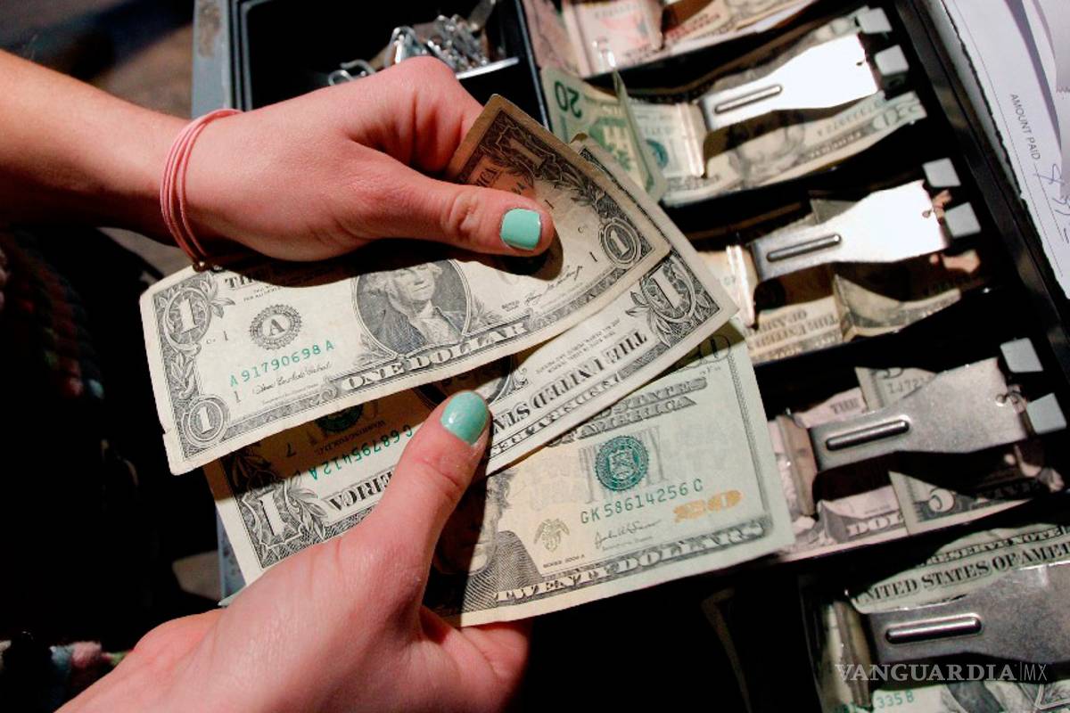 Peso se desploma a nuevo mínimo histórico; 21.99 por dólar