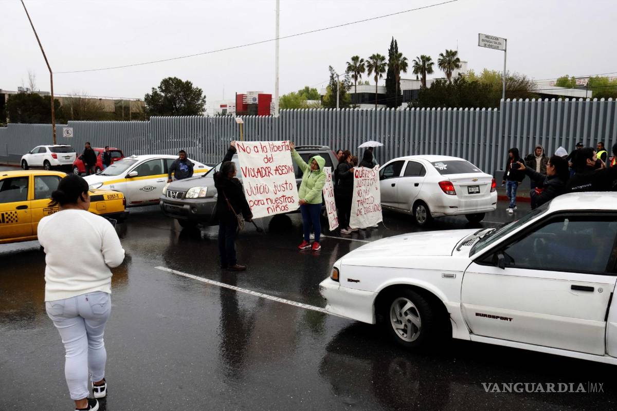 $!Una de las protestas se dio frente a las instalaciones del Poder Judicial federal en Saltillo.