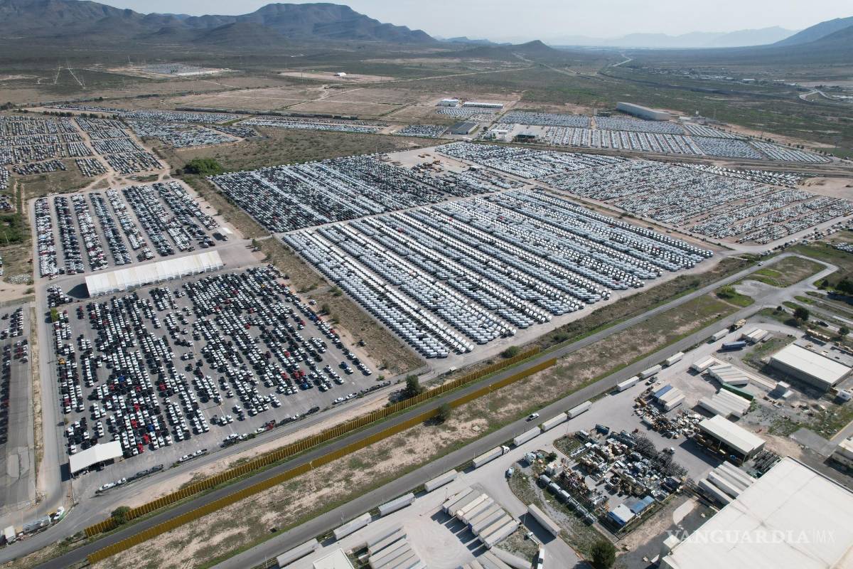$!No es la primera vez que los patios se ven atiborrados de autos, en 2021 fue por la falta de chips.