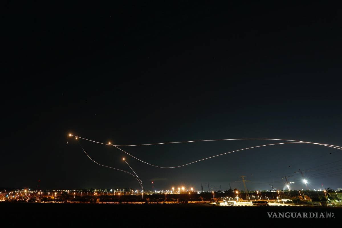 $!Una exposición prolongada del sistema de defensa aérea israelí Cúpula de Hierro interceptando un cohete disparado desde la Franja de Gaza.