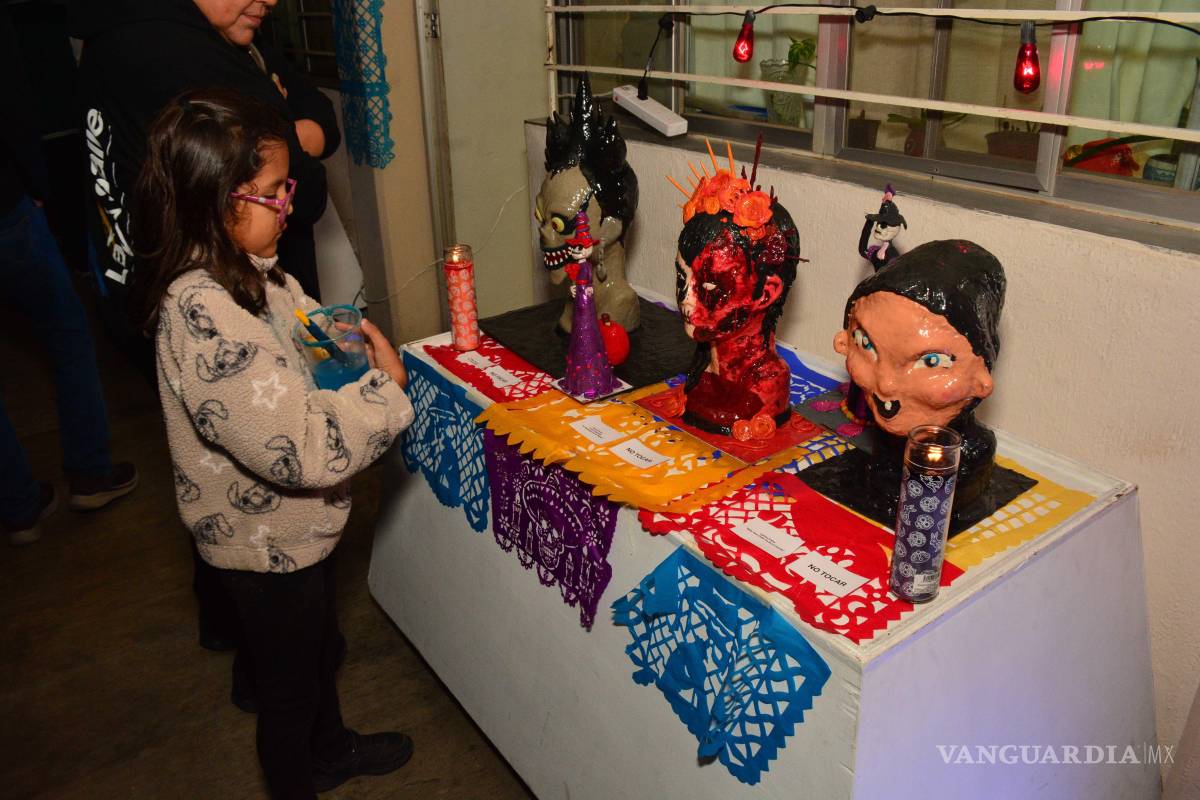 $!Alumnos del taller de plastilina exhibieron esculturas de monstruos icónicos del cine de terror junto a figuras alegóricas de la tradición mexicana.