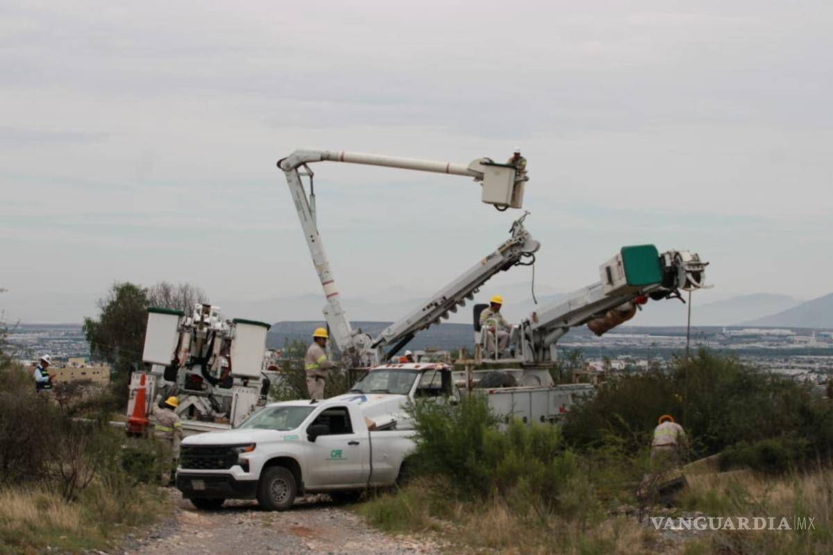 $!Trabajadores de la CFE finalmente lograron restablecer el servicio de energía eléctrica que abastece a pozos de agua de Agsal.