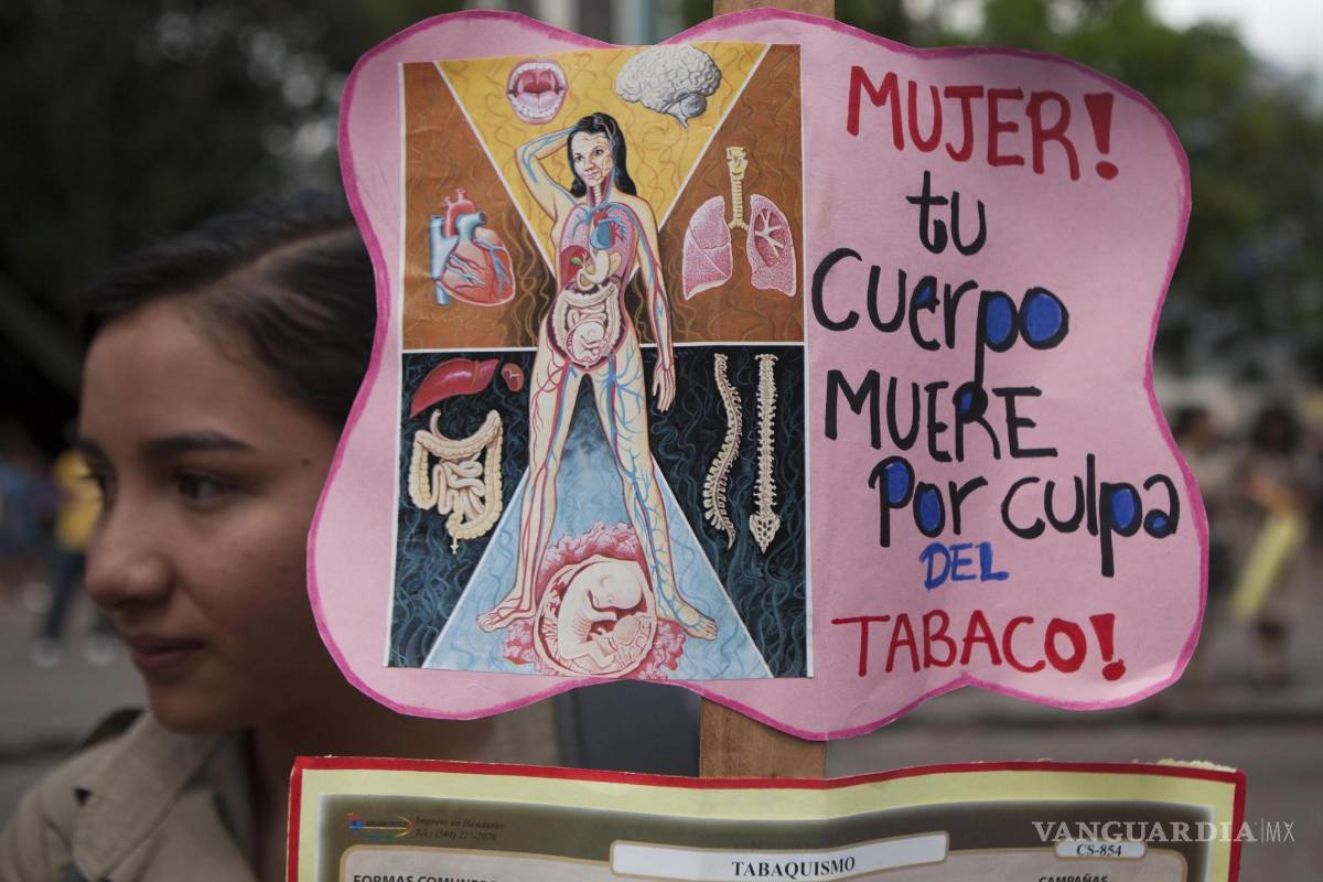 $!Una joven sostiene un cartel en una manifestación contra el consumo de tabaco el 31 de mayo de 2016, Día Mundial Sin Tabaco, Tegucigalpa, Honduras.