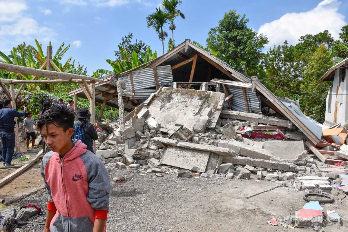 Sismo de magnitud 6.4 en Indonesia deja 14 muertos y 162 heridos