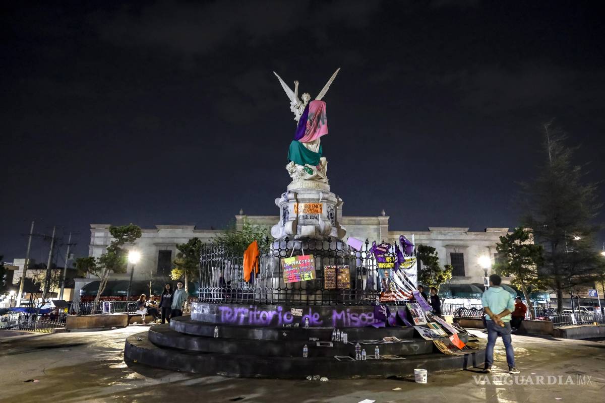 $!8M: Este año diferentes colectivas feministas manifestaron el descontento con las organizadoras por la segregación a grupos trans incluyentes, mismos que culminaron su participación en la plaza Manuel Acuña.