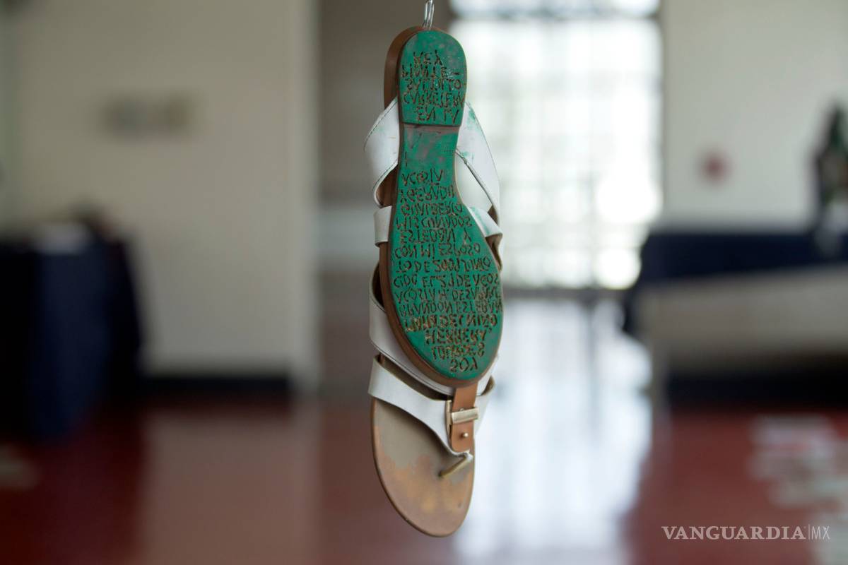 $!Familiares de desaparecidos en Nuevo León, plasman su dolor con exposición de zapatos