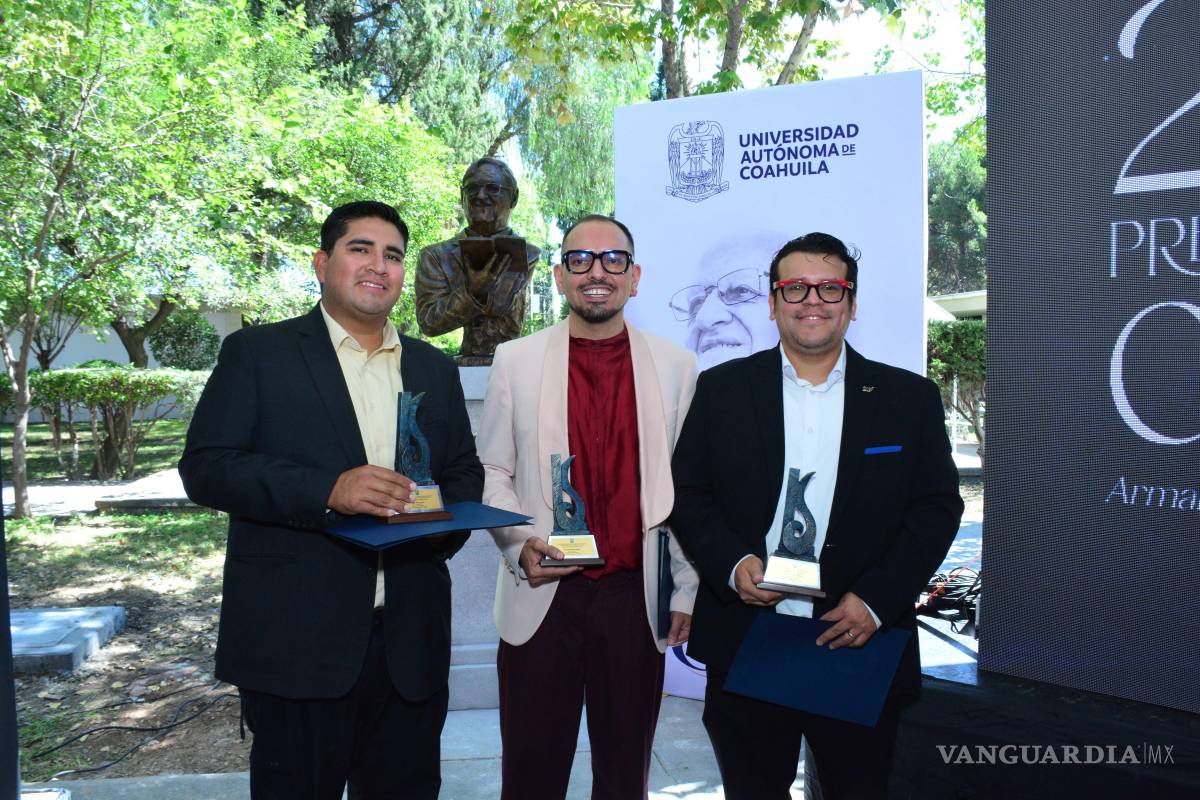 $!El periodista recibió el Premio de Periodismo Cultural Armando Fuentes Aguirre “Catón” por una entrevista al cineasta Ernesto Contreras, publicada en VANGUARDIA.