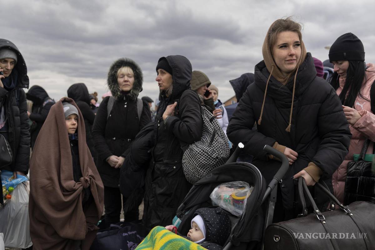 El dolor de separarse ante una guerra; familias ucranianas “partidas” por las armas