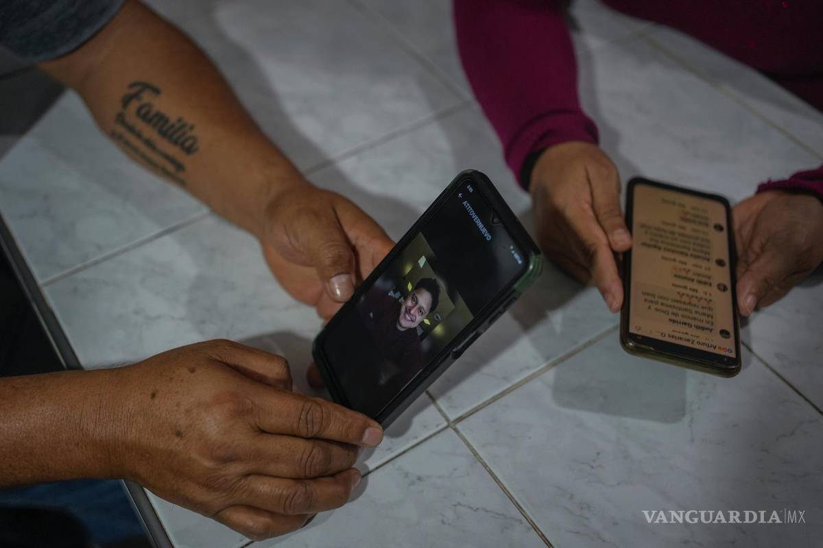 $!Familiares de Arturo Zacarías Meza, un tripulante del buque mercante Galaxy Leader, muestran fotos y mensajes de texto que él les envió en Misantla.