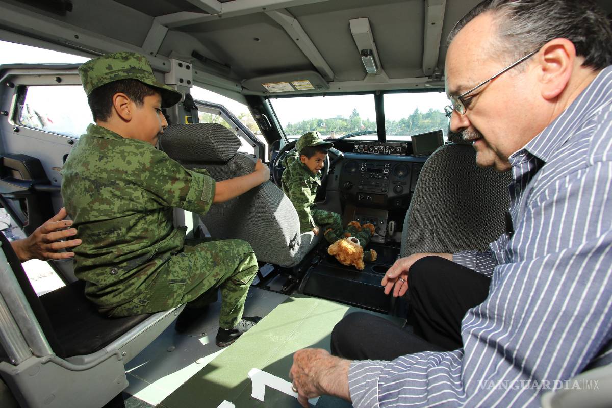 Niños son soldados por un día