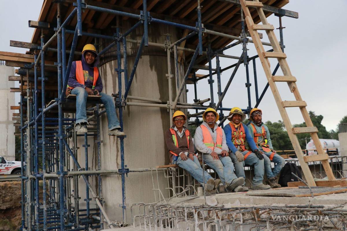 $!Previo a los festejos de la Santa Cruz, donde se celebra a los trabajadores de la construcción y/o mejor conocido como; el día del albañil, decenas de ellos laboran a marchas forzadas en sus respectivas obras.