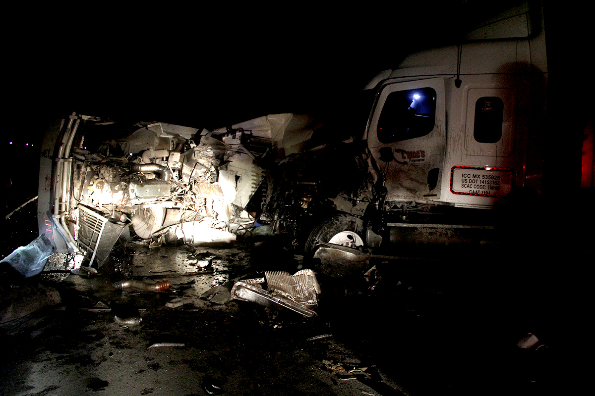 Trailero pierde la vida en aparatoso accidente