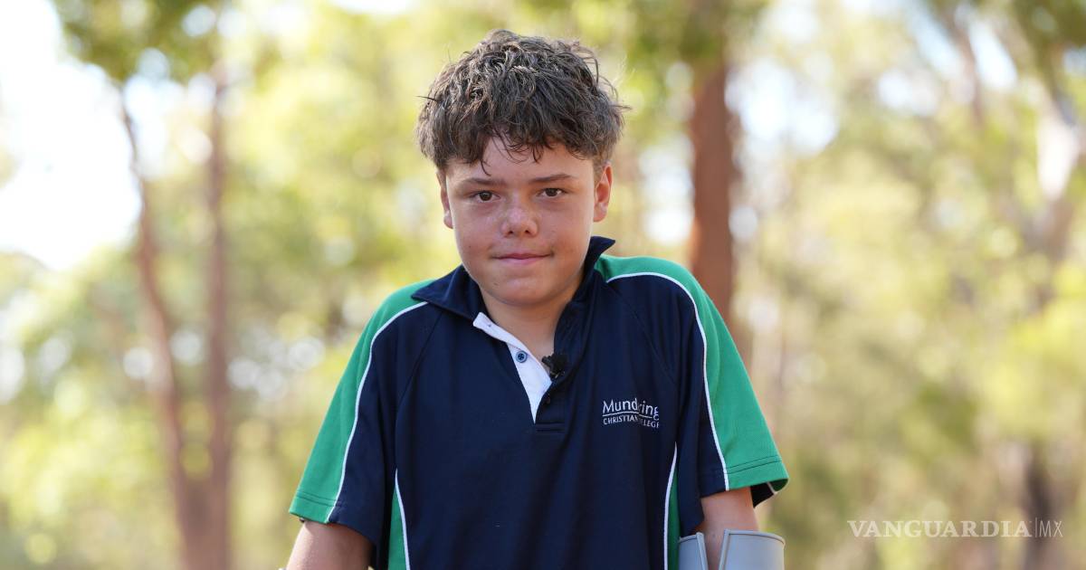 Austin Appelbee, de 13 años, nada durante horas para salvar a su familia a la deriva en el mar