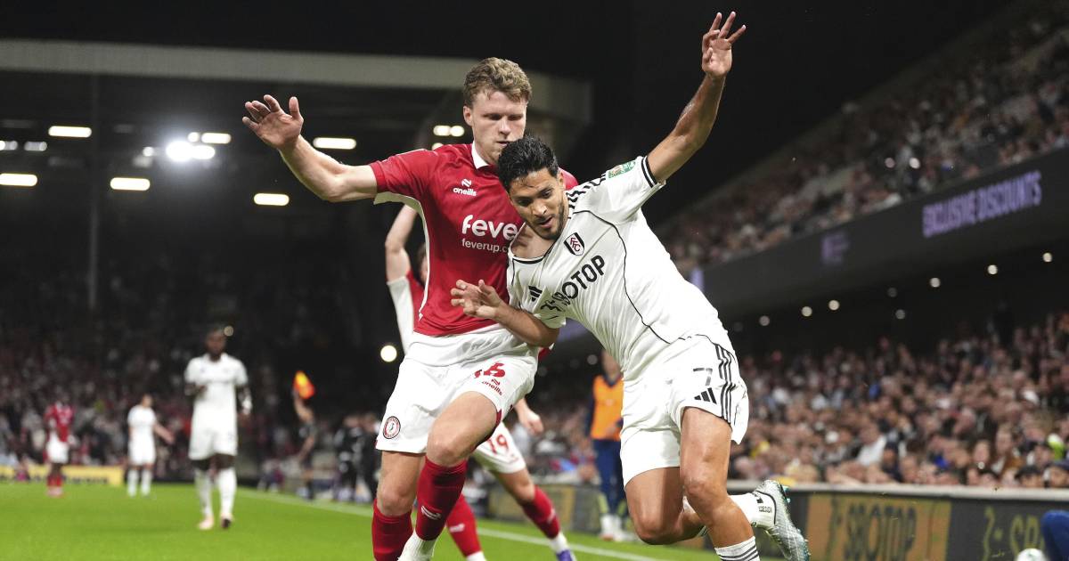 Raúl Jiménez anota, provoca autogol y guía al Fulham a la siguiente fase de la Carabao Cup
