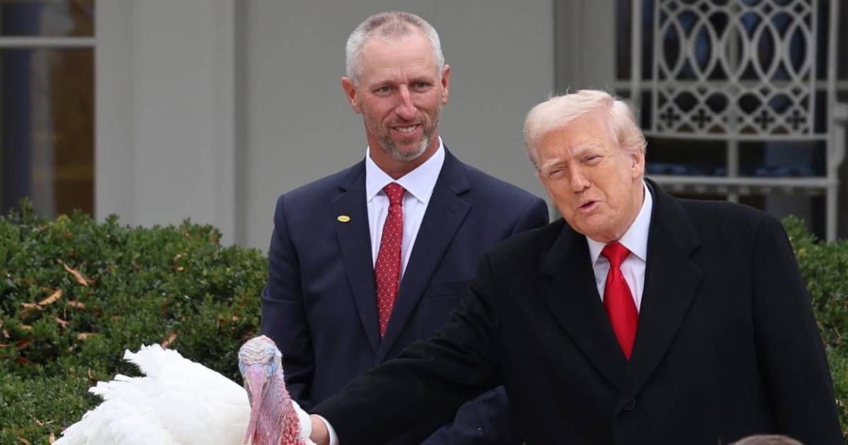 Trump indulta a dos pavos por Acción de Gracias y bromea con anular los perdones que dio Biden