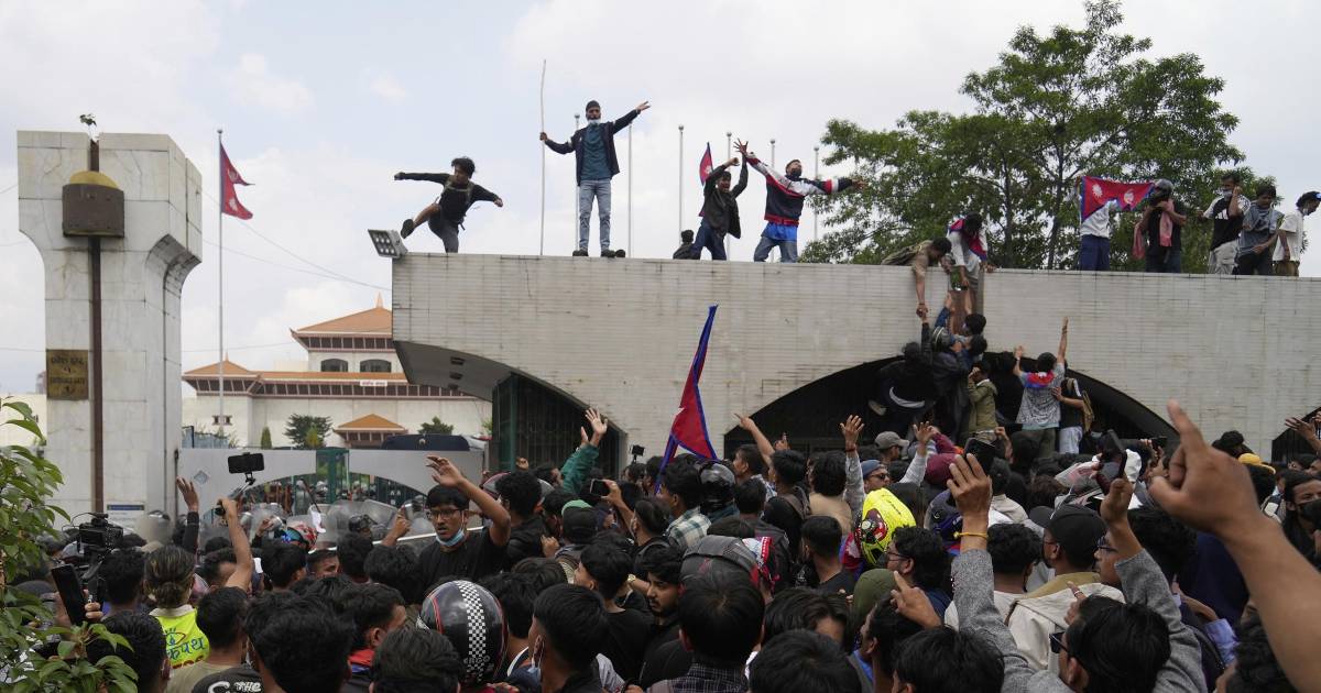 Policía dispara contra manifestantes en Nepal; mueren 17 personas