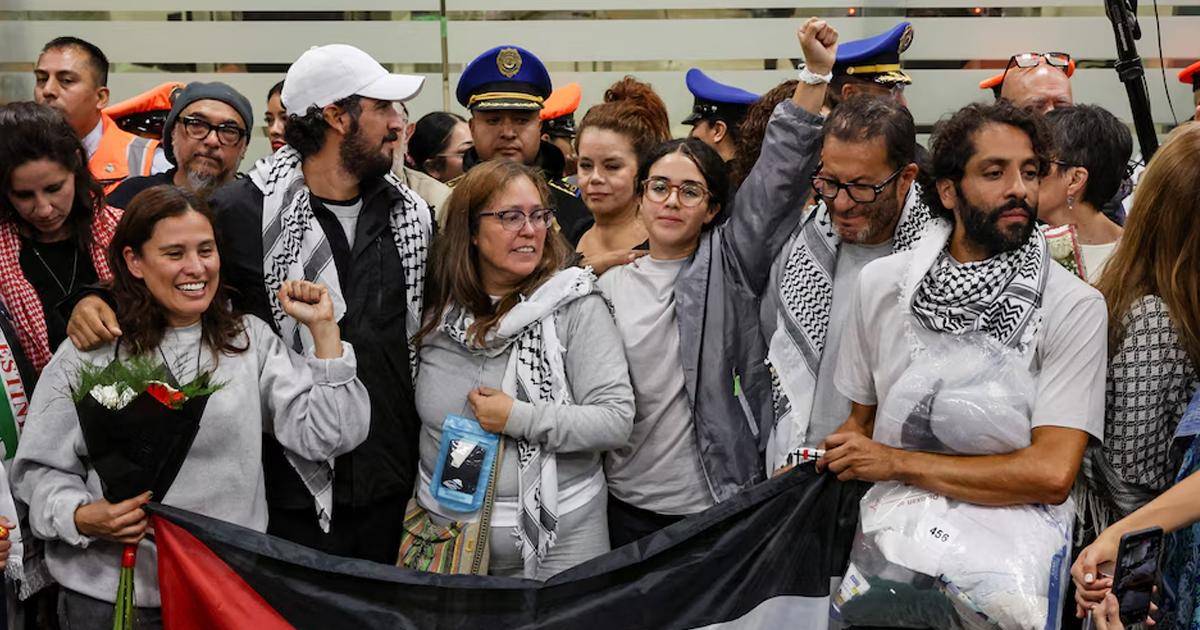 Llegan al AICM seis connacionales repatriados desde Israel; gastos los sufragará el gobierno: Sheinbaum